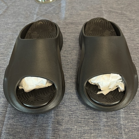 PrettyLittleThing Black Cutout Rubber Ribbed Sole Sliders Size 5 - Picture 3 of 4